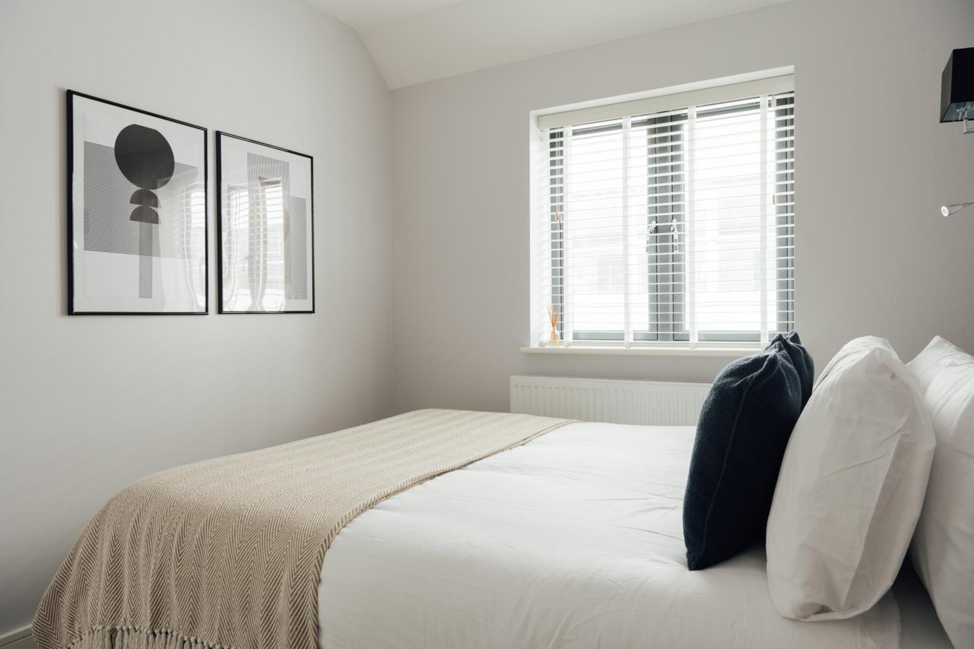 Inviting 2 Bedroom House In ドーキング エクステリア 写真