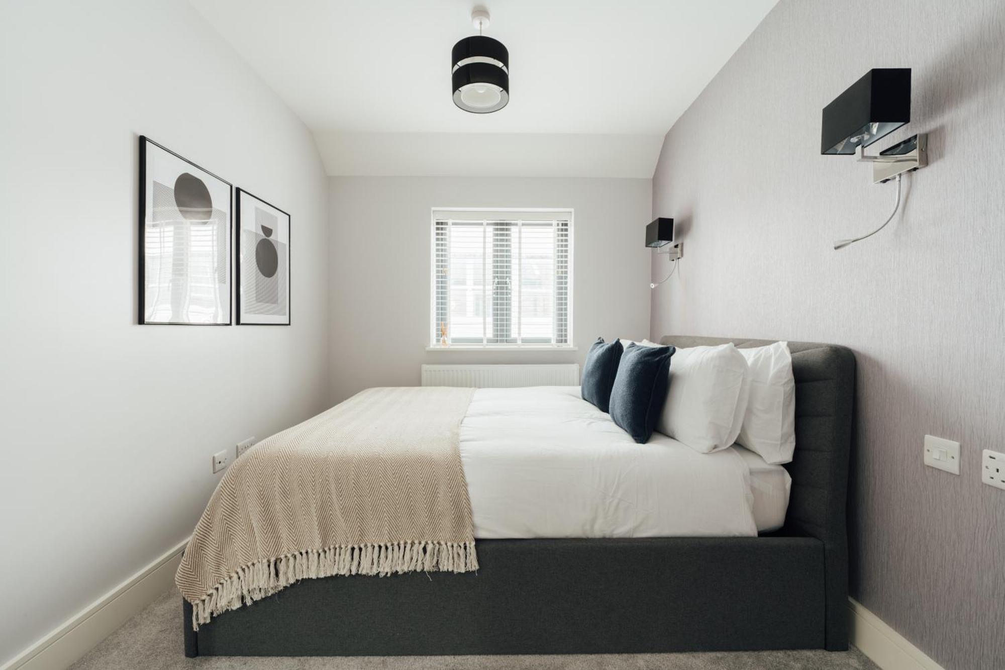 Inviting 2 Bedroom House In ドーキング エクステリア 写真